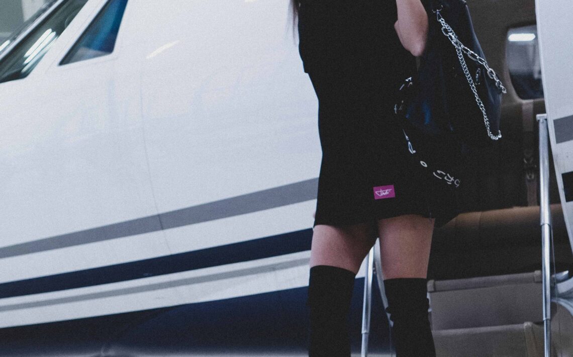 Photo by Mido Makasardi ©️: https://www.pexels.com/photo/unknown-celebrity-wearing-black-dress-carrying-black-leather-bag-2446570/